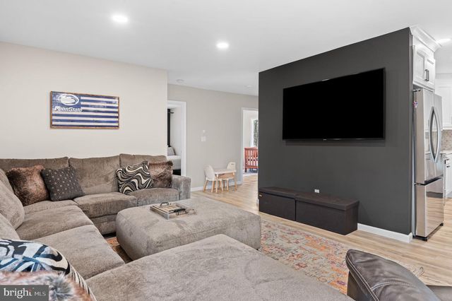 70 PINEKNOLL DR, Lake Harmony, PA 18624