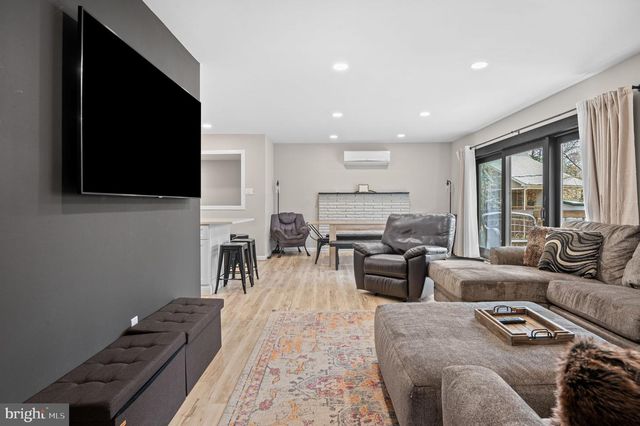 70 PINEKNOLL DR, Lake Harmony, PA 18624