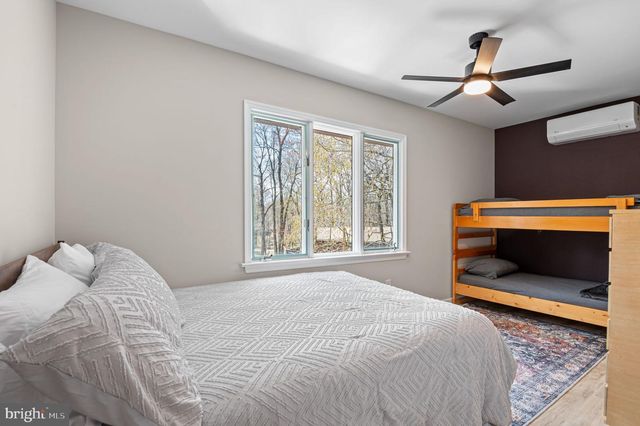 70 PINEKNOLL DR, Lake Harmony, PA 18624