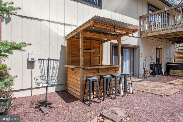 70 PINEKNOLL DR, Lake Harmony, PA 18624