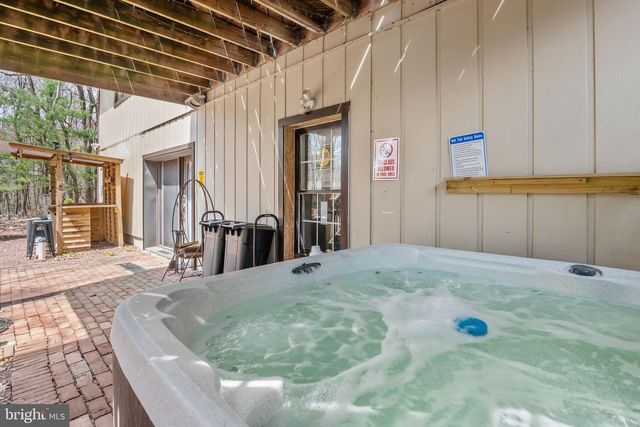 70 PINEKNOLL DR, Lake Harmony, PA 18624