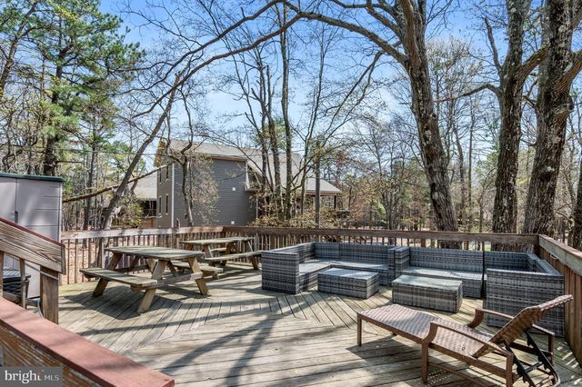 70 PINEKNOLL DR, Lake Harmony, PA 18624