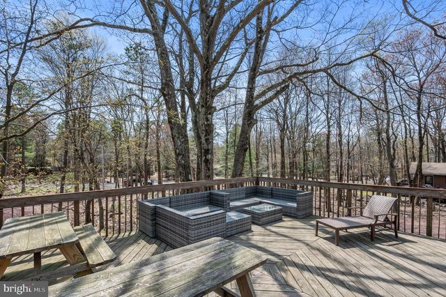 70 PINEKNOLL DR, Lake Harmony, PA 18624