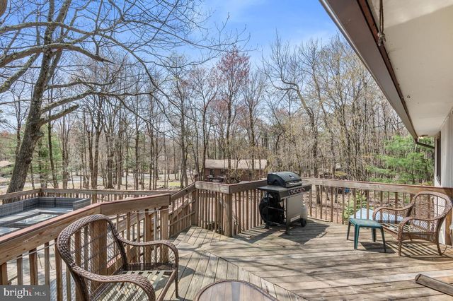 70 PINEKNOLL DR, Lake Harmony, PA 18624