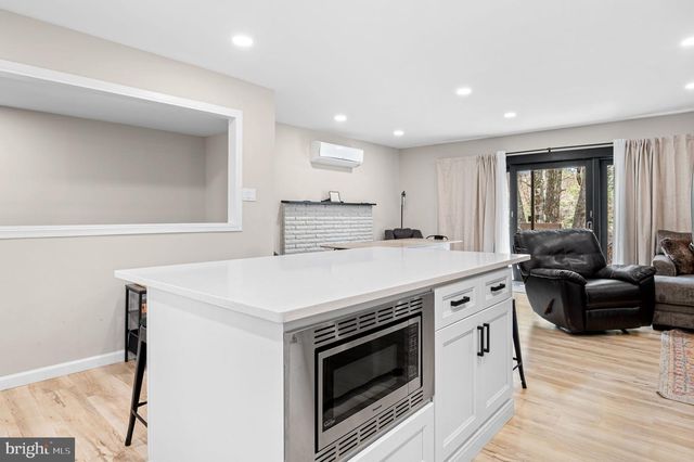 70 PINEKNOLL DR, Lake Harmony, PA 18624