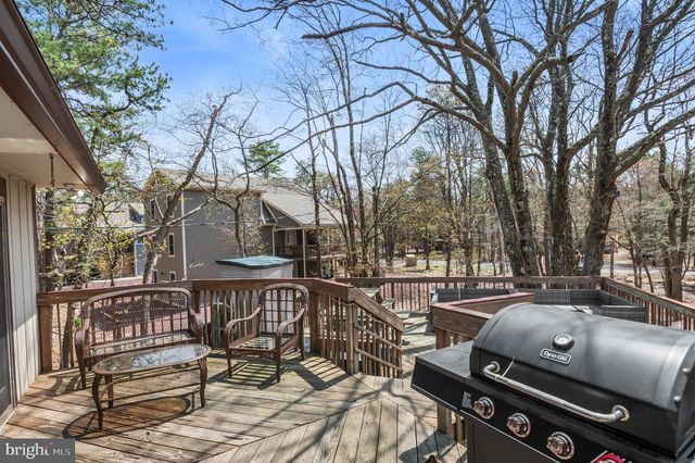 70 PINEKNOLL DR, Lake Harmony, PA 18624