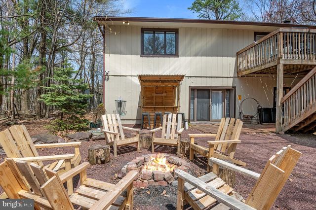 70 PINEKNOLL DR, Lake Harmony, PA 18624
