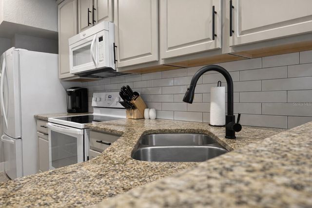 9654 CYPRESS PINE STREET, Orlando, FL 32827