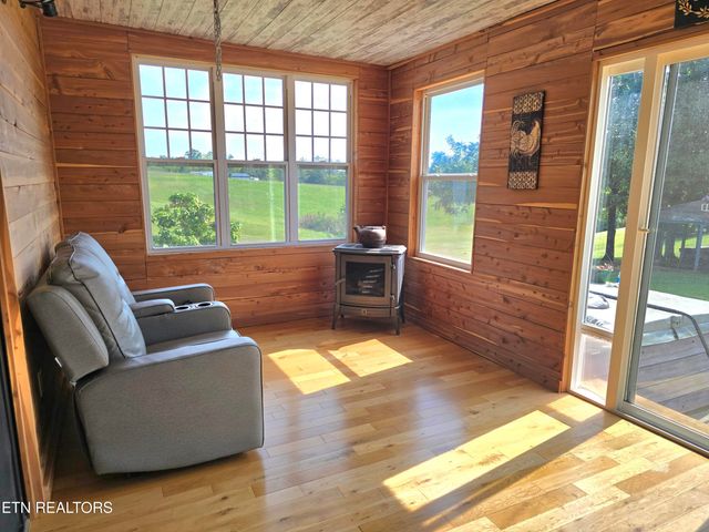 643 Hart Rd, Dandridge, TN 37725