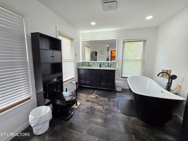 643 Hart Rd, Dandridge, TN 37725