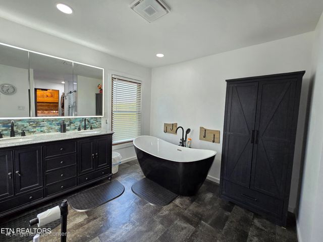 643 Hart Rd, Dandridge, TN 37725