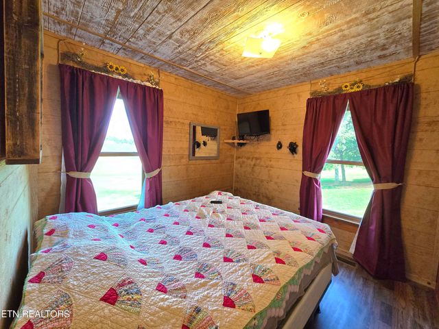 643 Hart Rd, Dandridge, TN 37725
