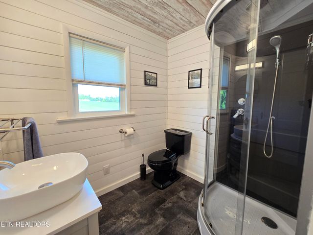 643 Hart Rd, Dandridge, TN 37725