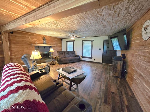 643 Hart Rd, Dandridge, TN 37725