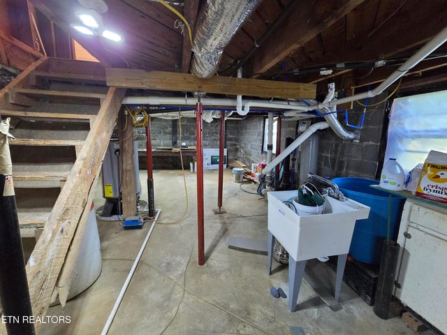 643 Hart Rd, Dandridge, TN 37725