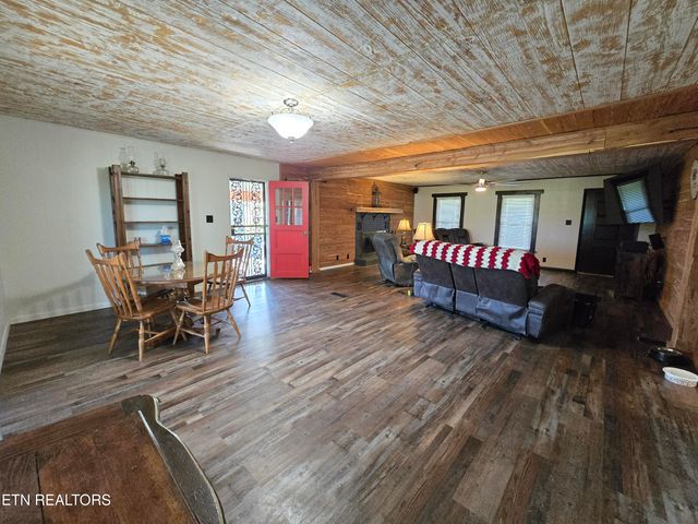 643 Hart Rd, Dandridge, TN 37725