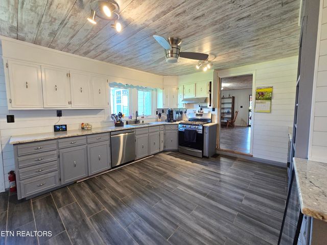 643 Hart Rd, Dandridge, TN 37725