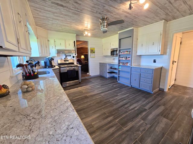 643 Hart Rd, Dandridge, TN 37725