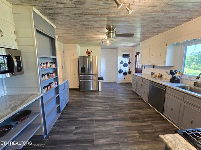 643 Hart Rd, Dandridge, TN 37725