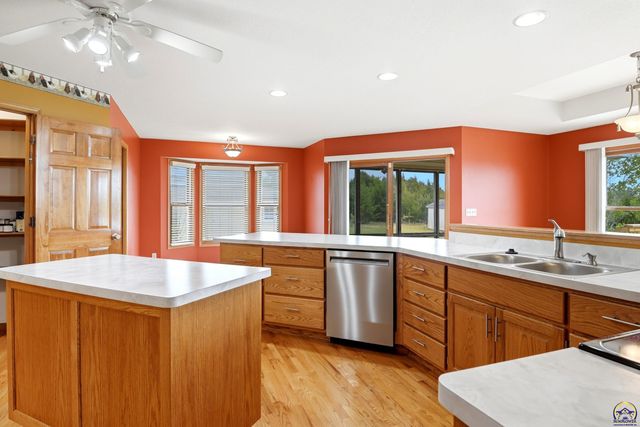 3635 SE 45th St, Berryton, KS 66409