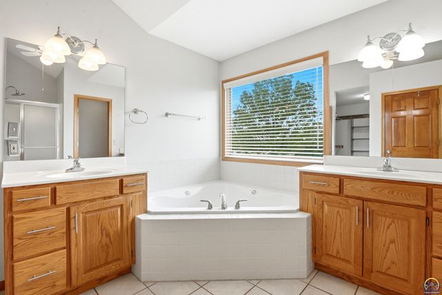 3635 SE 45th St, Berryton, KS 66409