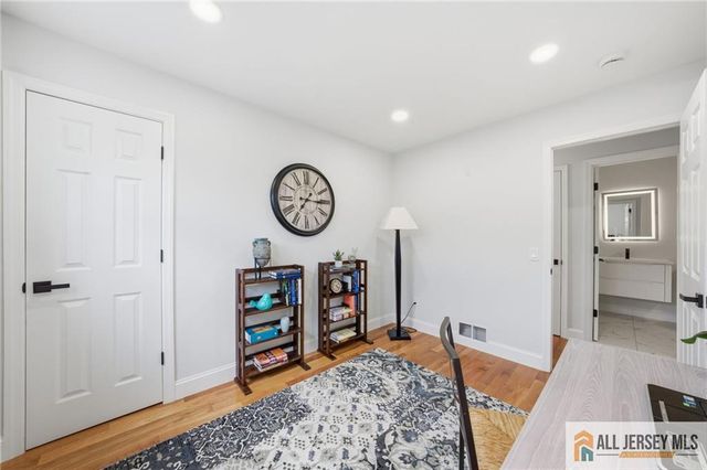 6 Wilton Avenue, Middlesex, NJ 08846