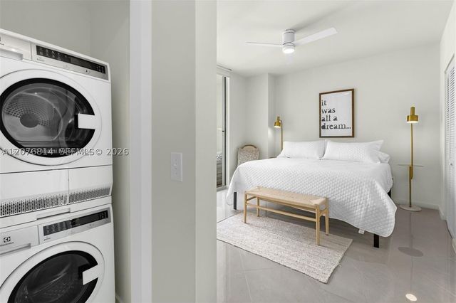 300 S Biscayne Blvd T-3407, Miami, FL 33131