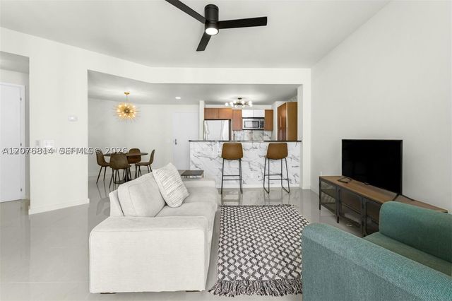 300 S Biscayne Blvd T-3407, Miami, FL 33131