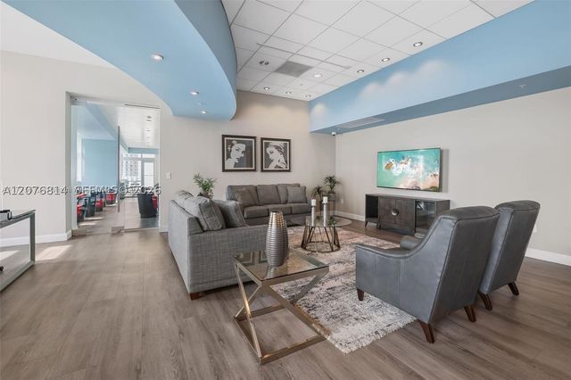 300 S Biscayne Blvd T-3407, Miami, FL 33131