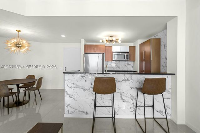 300 S Biscayne Blvd T-3407, Miami, FL 33131