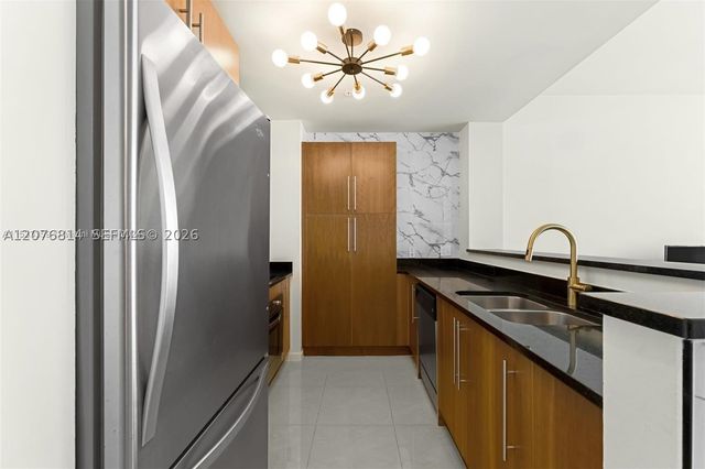 300 S Biscayne Blvd T-3407, Miami, FL 33131
