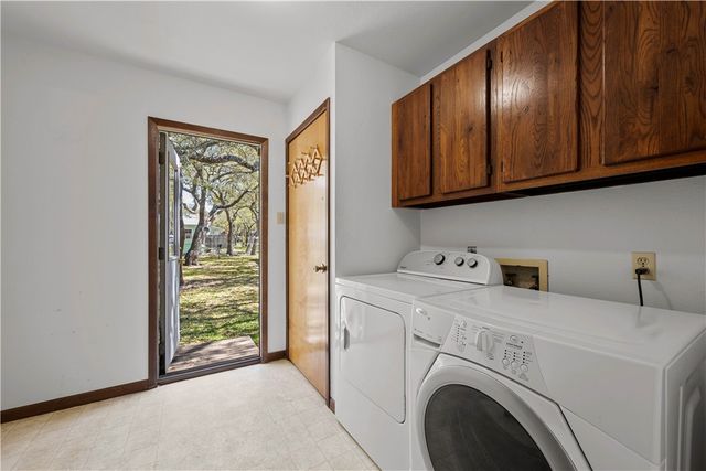 606 N Seventh St, Fulton, TX 78358