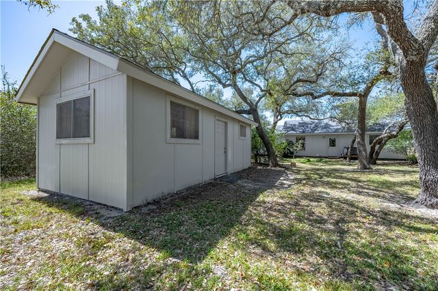 606 N Seventh St, Fulton, TX 78358