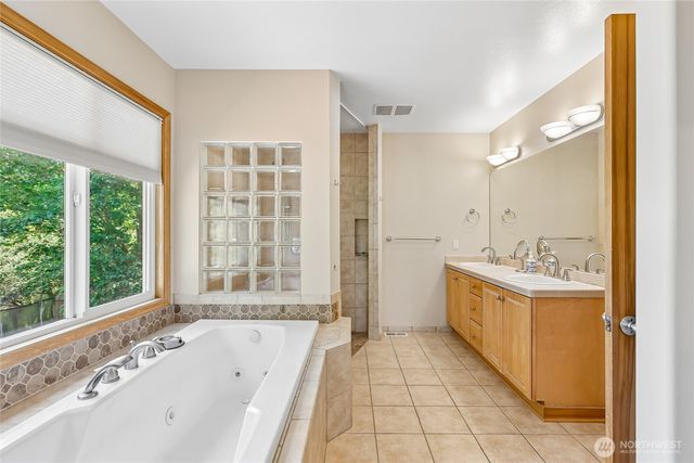 15816 84th Avenue NE, Kenmore, WA 98028