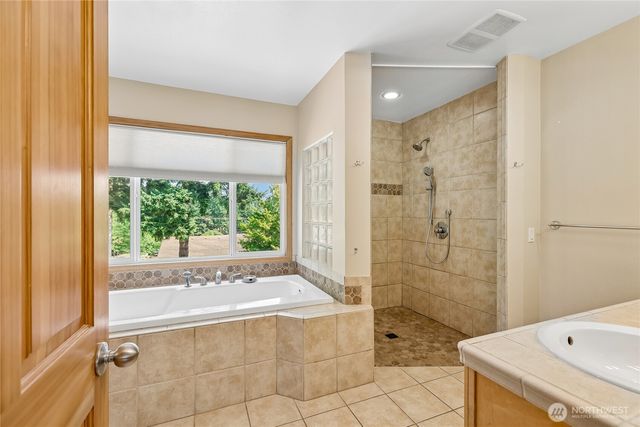 15816 84th Avenue NE, Kenmore, WA 98028