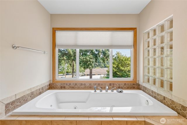 15816 84th Avenue NE, Kenmore, WA 98028