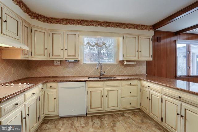 864 HILLTOP RD, Lemoyne, PA 17043