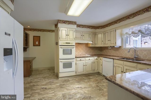 864 HILLTOP RD, Lemoyne, PA 17043