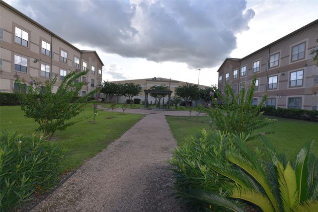 6611 W Sam Houston Parkway S 1E, Houston, TX 77072