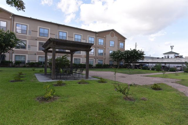 6611 W Sam Houston Parkway S 1E, Houston, TX 77072