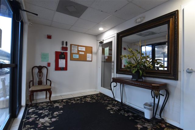 6611 W Sam Houston Parkway S 1E, Houston, TX 77072