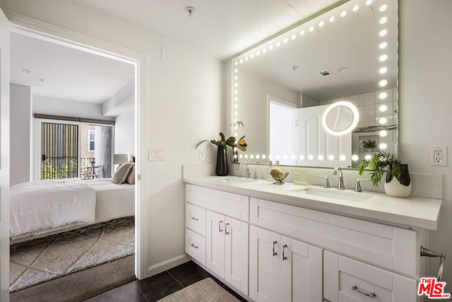 155 S Oxford Avenue 201, Los Angeles, CA 90004