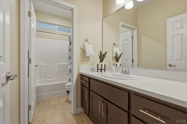 1161 Greenbrier Drive, Hanford, CA 93230