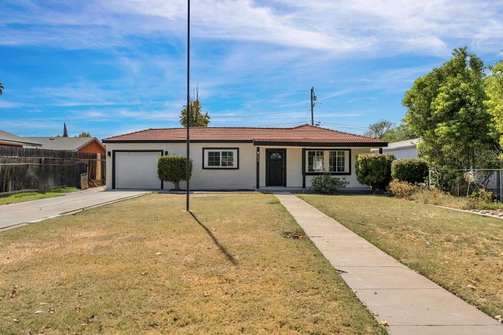 Image 1 of property listing at 333 Oleander Avenue, Lemoore, CA 93245