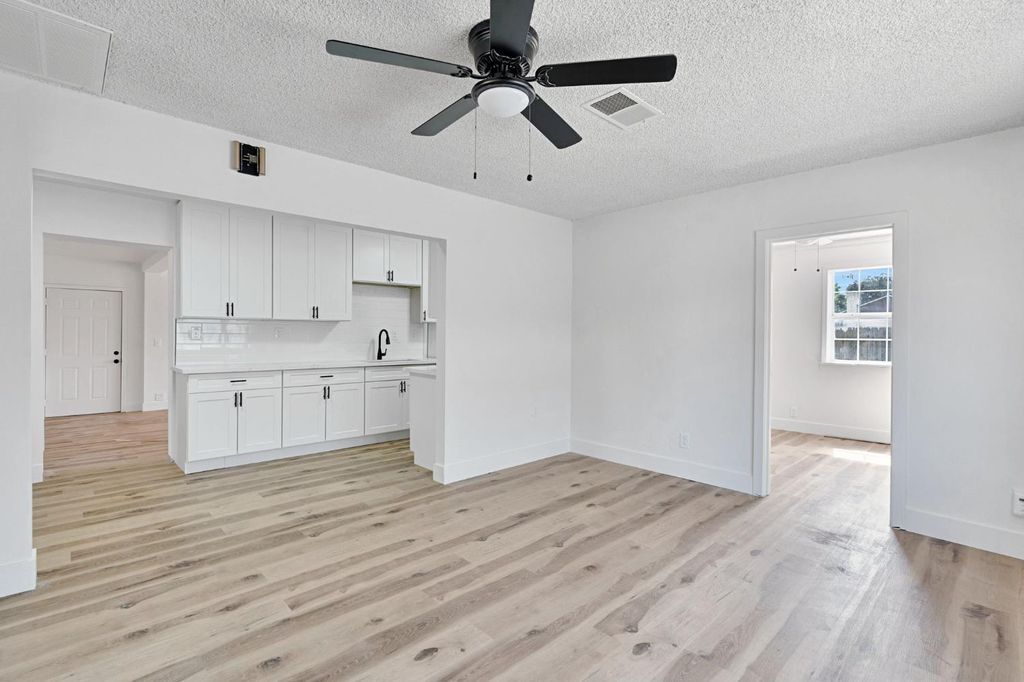 Image 10 of property listing at 333 Oleander Avenue, Lemoore, CA 93245