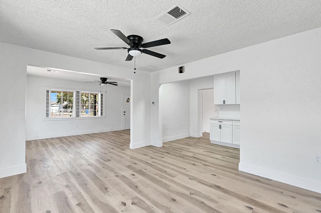Image 11 of property listing at 333 Oleander Avenue, Lemoore, CA 93245