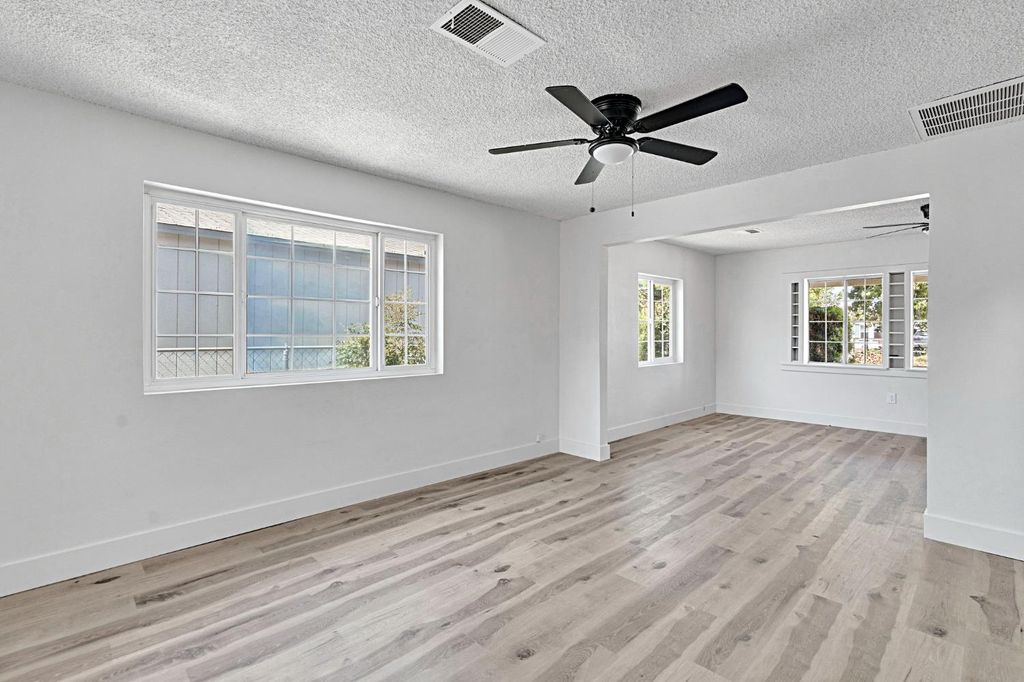 Image 12 of property listing at 333 Oleander Avenue, Lemoore, CA 93245