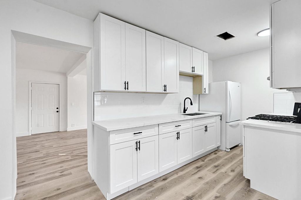 Image 13 of property listing at 333 Oleander Avenue, Lemoore, CA 93245