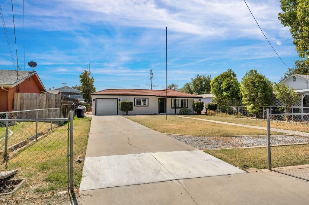 Image 2 of property listing at 333 Oleander Avenue, Lemoore, CA 93245