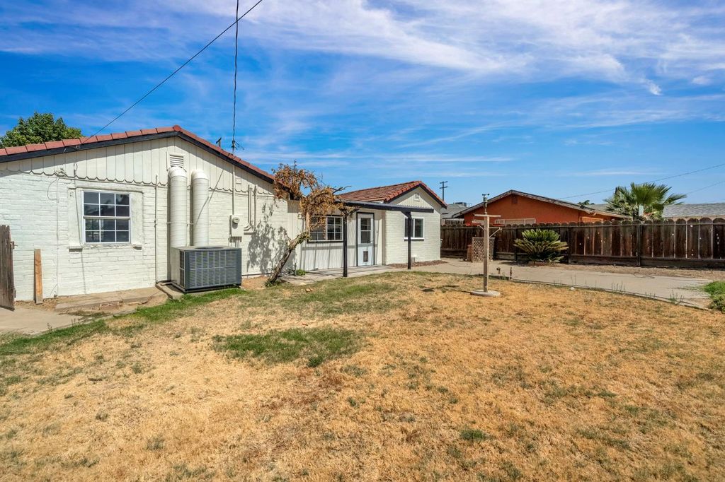 Image 27 of property listing at 333 Oleander Avenue, Lemoore, CA 93245